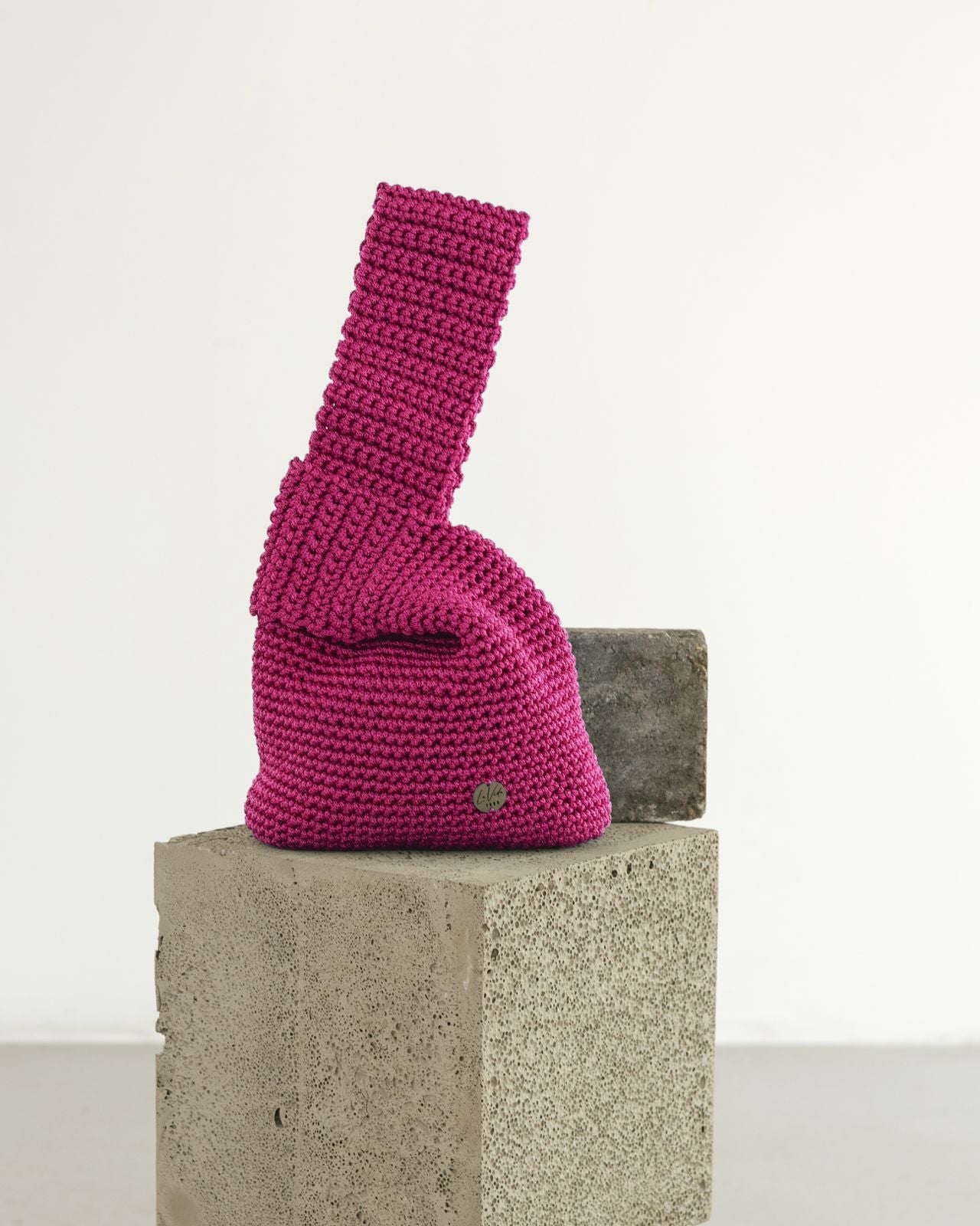 LaVidaYarn ATHEN táska letisztult, természetes színben fehér háttéren