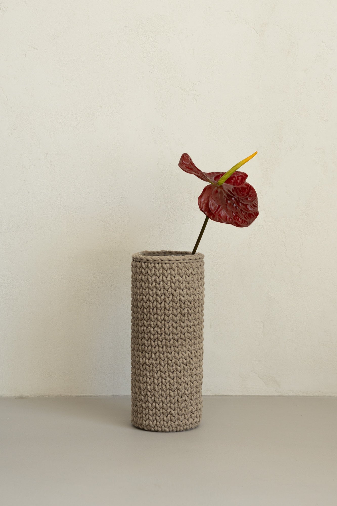 kézzel horgolt váza újrahasznosított pamutfonalból fehér háttérrel